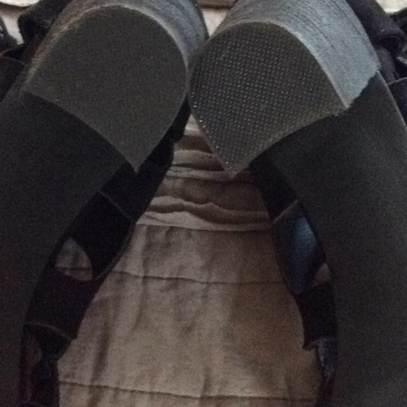 Black suede bootie not rated like new - Picture 4 of 4